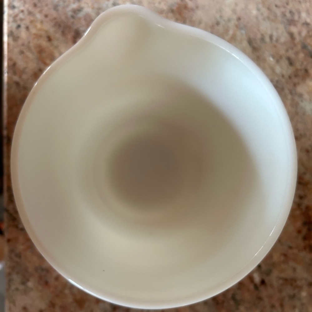Pyrex Made for Hamilton Beach Opal Glass Mixing Bowl Ribbed w/Pour Spout
6 cups - Picture 2 of 7